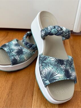 BZee’s Tropical Print Platform Sandals - Teal/White Size 7